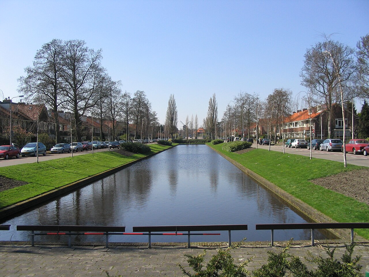 Gracht met woningen in Amstelveen