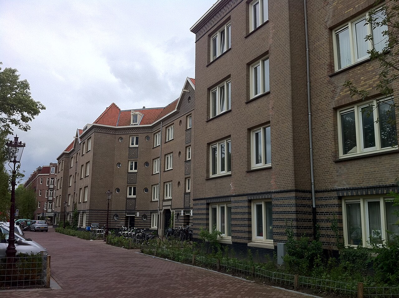 Arbeiderswoningen uit de jaren twintig aan het Beuningenplein in Amsterdam-West