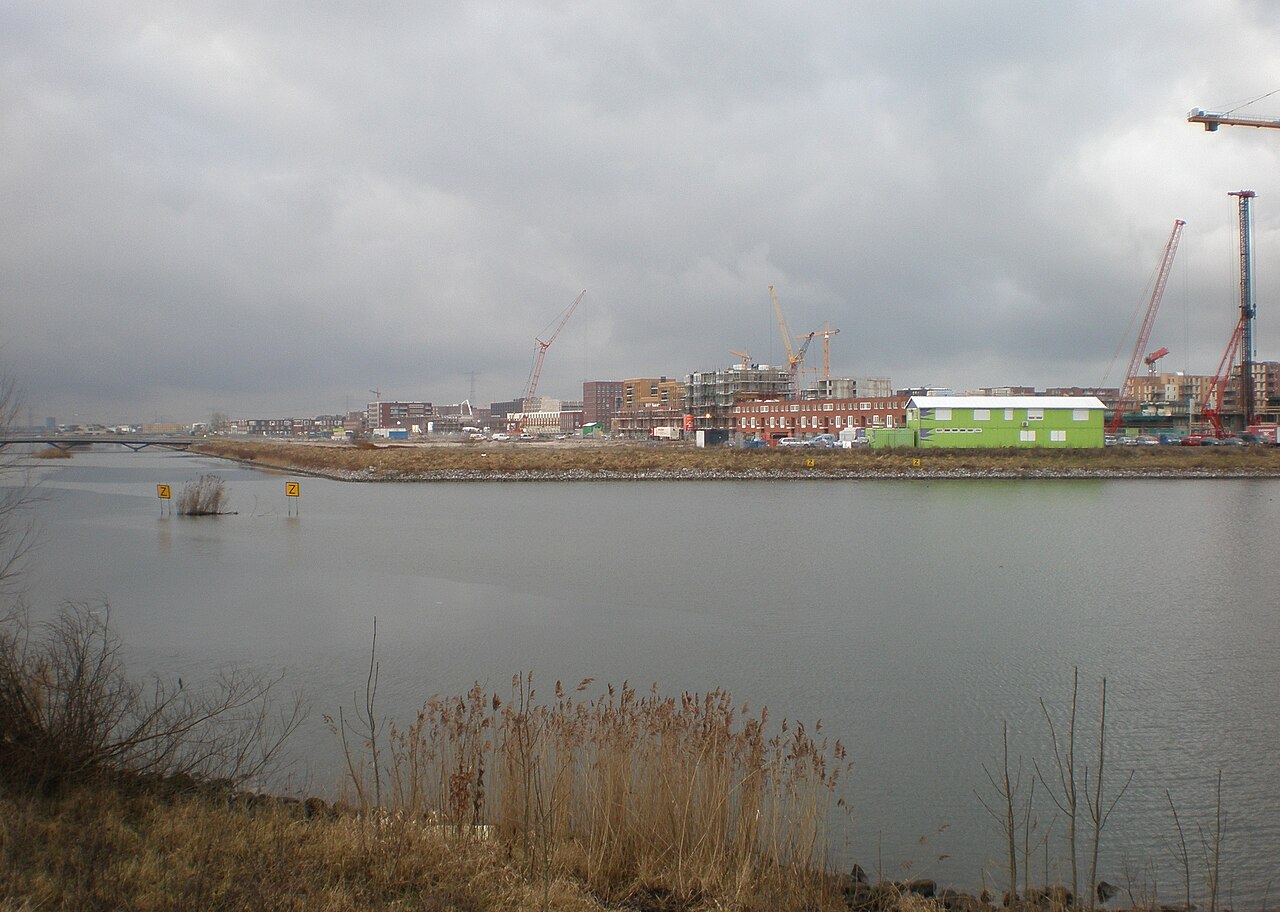 Waterkant van IJburg met woningbouw op aangeplempt land