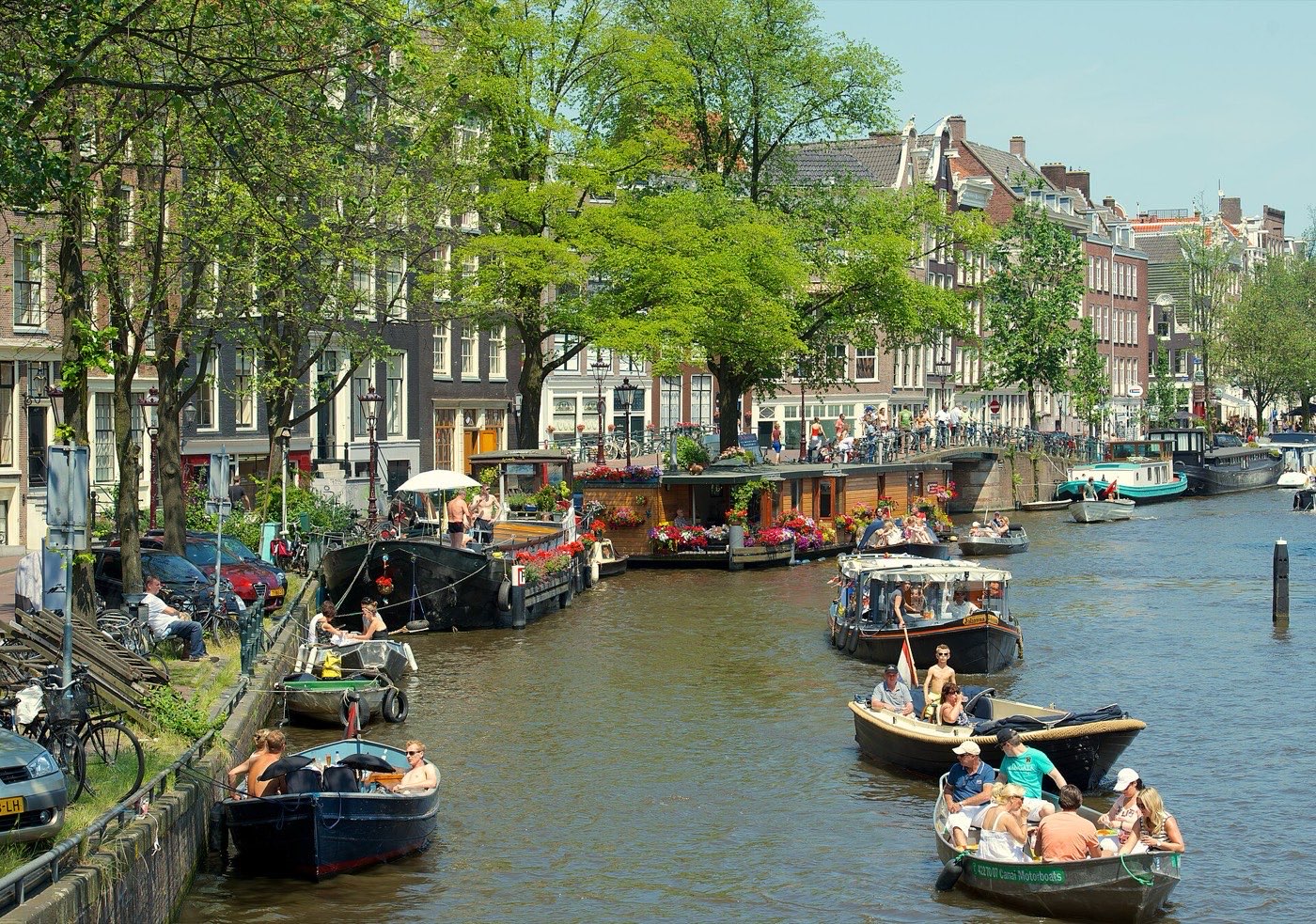 Gracht in de Jordaan met woonboten en zeventiende-eeuwse gevels