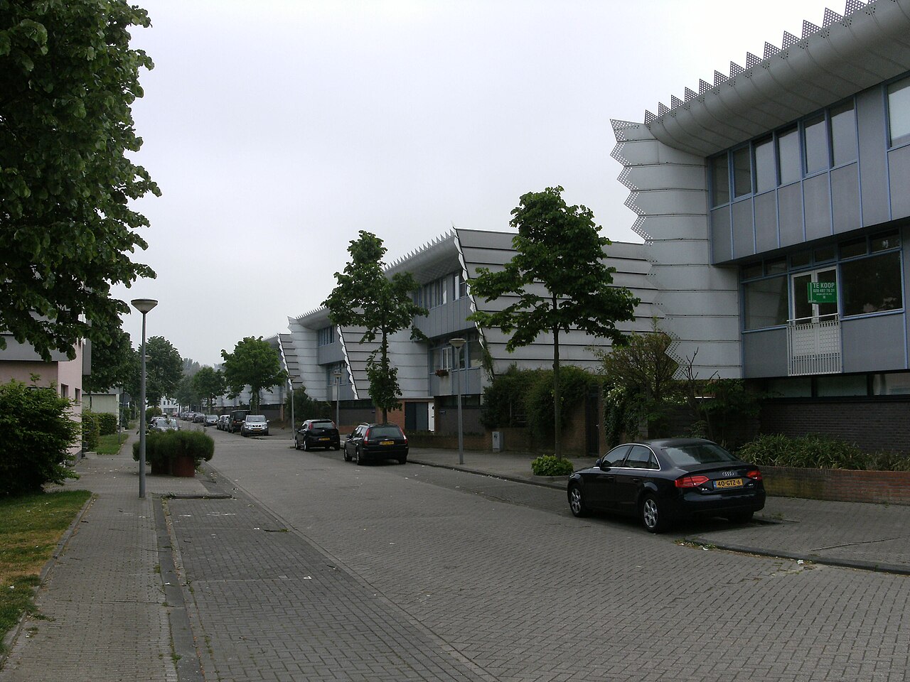 Woonstraat in Nieuw Sloten met eengezinswoningen uit de jaren negentig