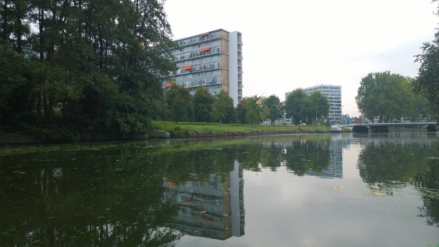 Flat Aeckerstijn gezien vanaf de Sloterplas in Osdorp
