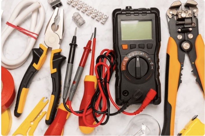 Multimeter, striptang en spanningszoeker klaargelegd voor een controle van een installatie