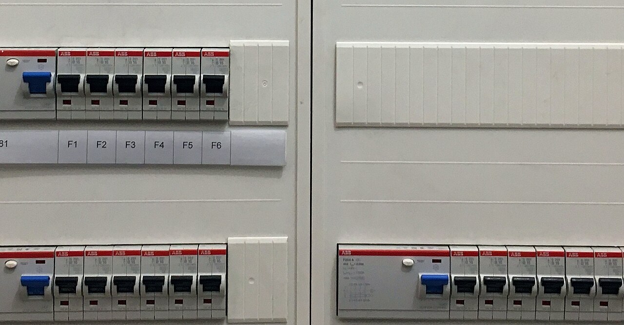 Verdeelkast met twee rijen installatieautomaten achter een gesloten front