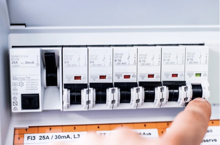 Rij installatieautomaten en een aardlekschakelaar met de groepslabels erbij