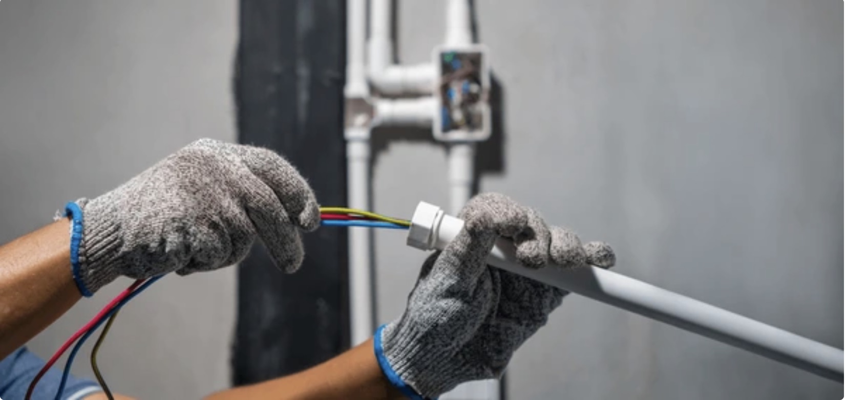 Installatiebuis met aders wordt naar een lasdoos op de wand geleid