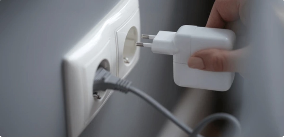 Stekker wordt in een wandcontactdoos gestoken